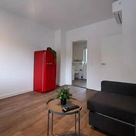 Stratum's 3 No Kitchen *